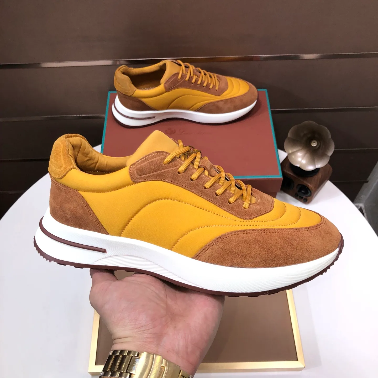 Men's shoes 💰600💰[𝐥𝐨𝐫𝐨 𝐏𝐢𝐚𝐧𝐚] lp classic loafers, an Italian treasure brand, the only brand that can match Hermès! Only after wearing it do we realize that we cannot let down our feet. The upper is imported cashmere, the lining of water-dyed cowhide ➕ the cowhide feet, the official original glass rubber outsole, and the pendant. Exclusive original packaging (tag ➕ brand paper ➕ outer box ➕ hand bag) code number: 38-45